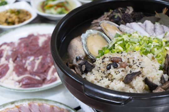 생오리 접시 옆에 놓인 한방백숙 냄비