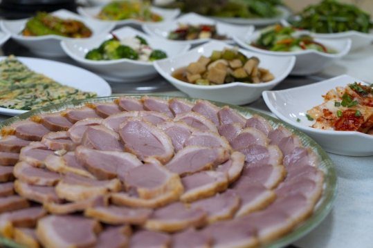 둥글게 담은 훈제오리 한 접시와 반찬