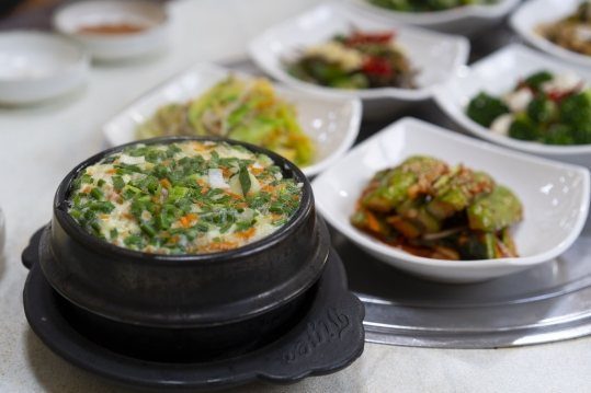 뚝배기 계란찜과 반찬