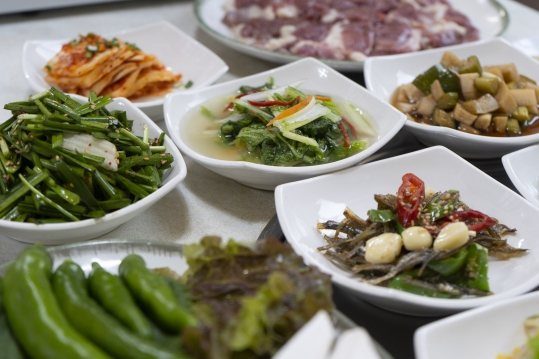 여러 반찬과 풋고추 · 쌈 채소